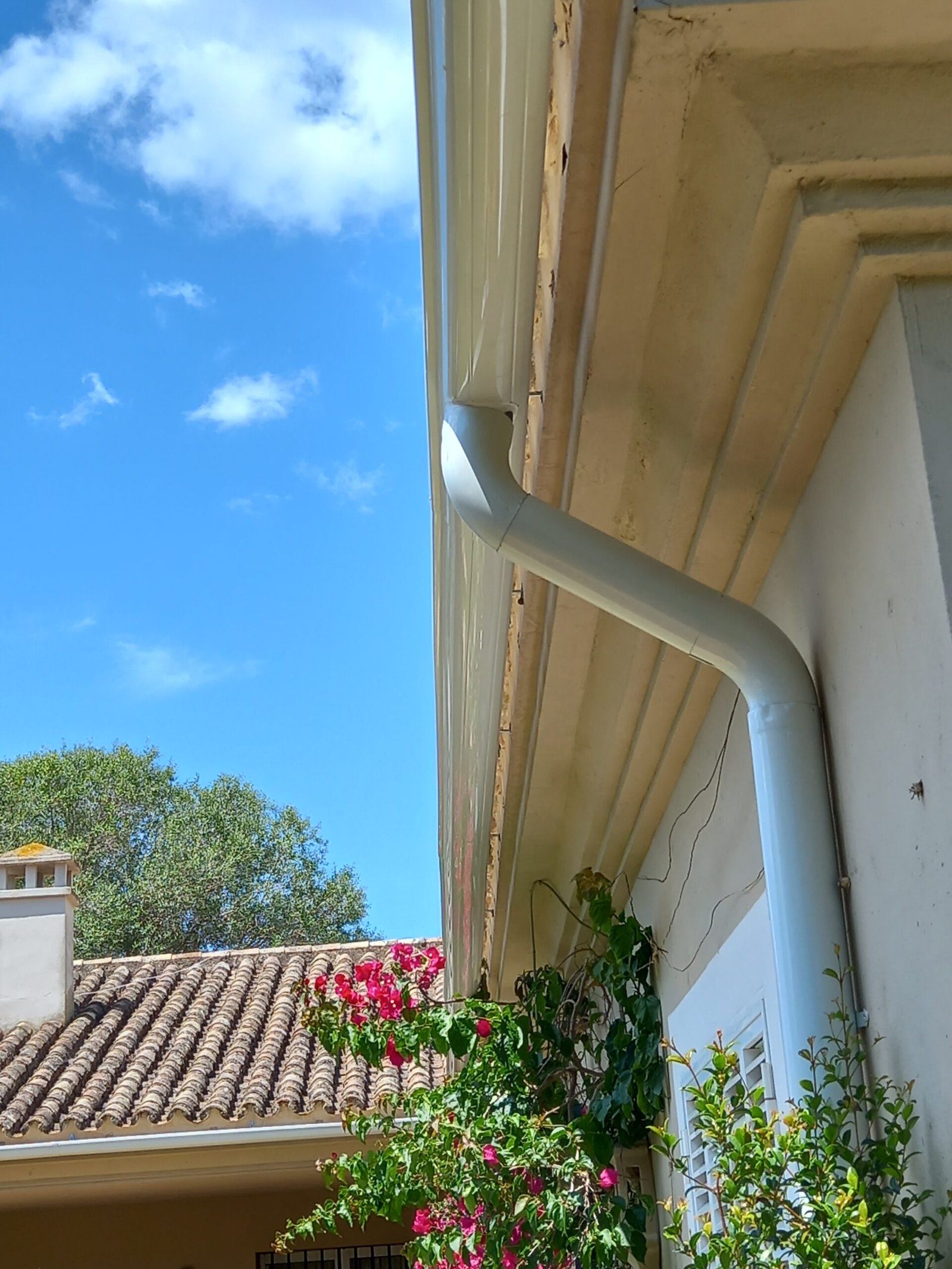 Fachada con canaleta de aluminio gris instalada por Fontanería Los Barrios