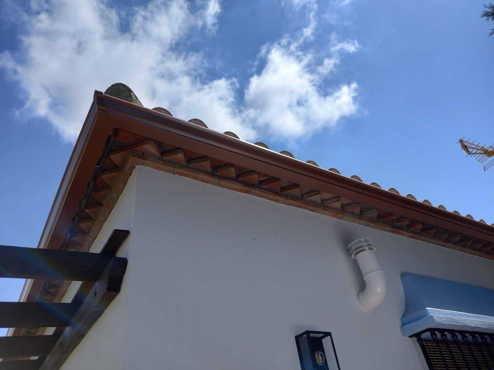 Canaleta en esquina color cobrizo en Cádiz