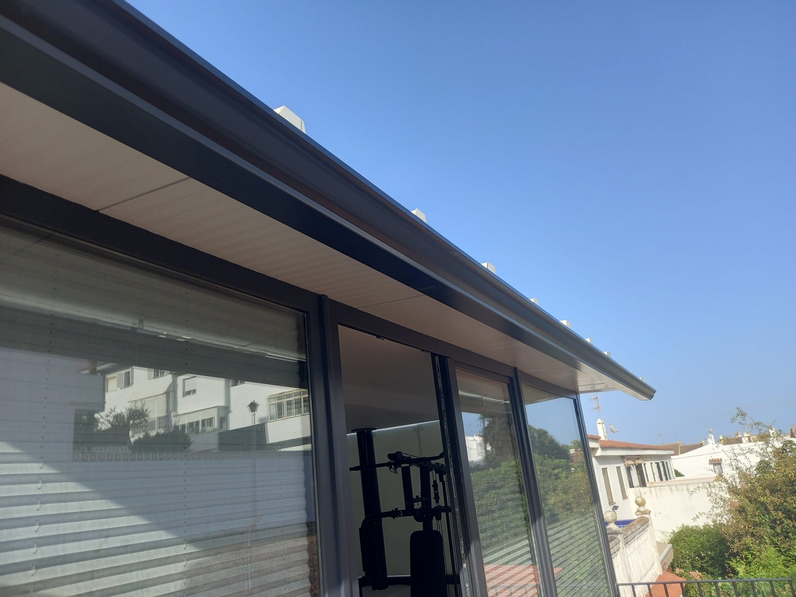 Canalones color negro adaptados a tejado en Cádiz capital