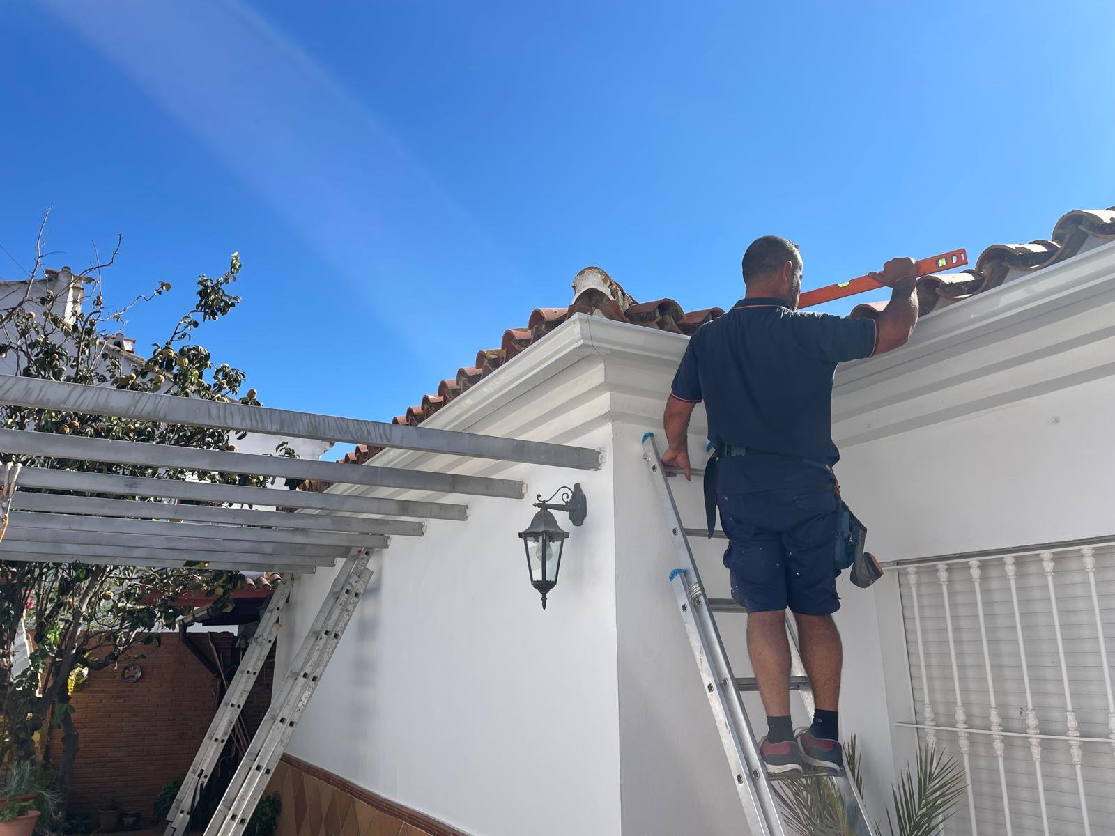 Instaladores Canalum trabajando en canalones de aluminio en la provincia de Cádiz