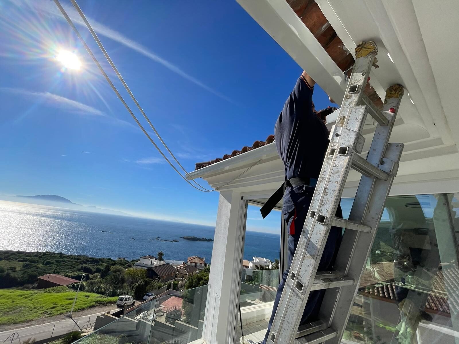 Instaladores de Fontanería Los Barrios colocando canalones de aluminio en Cádiz